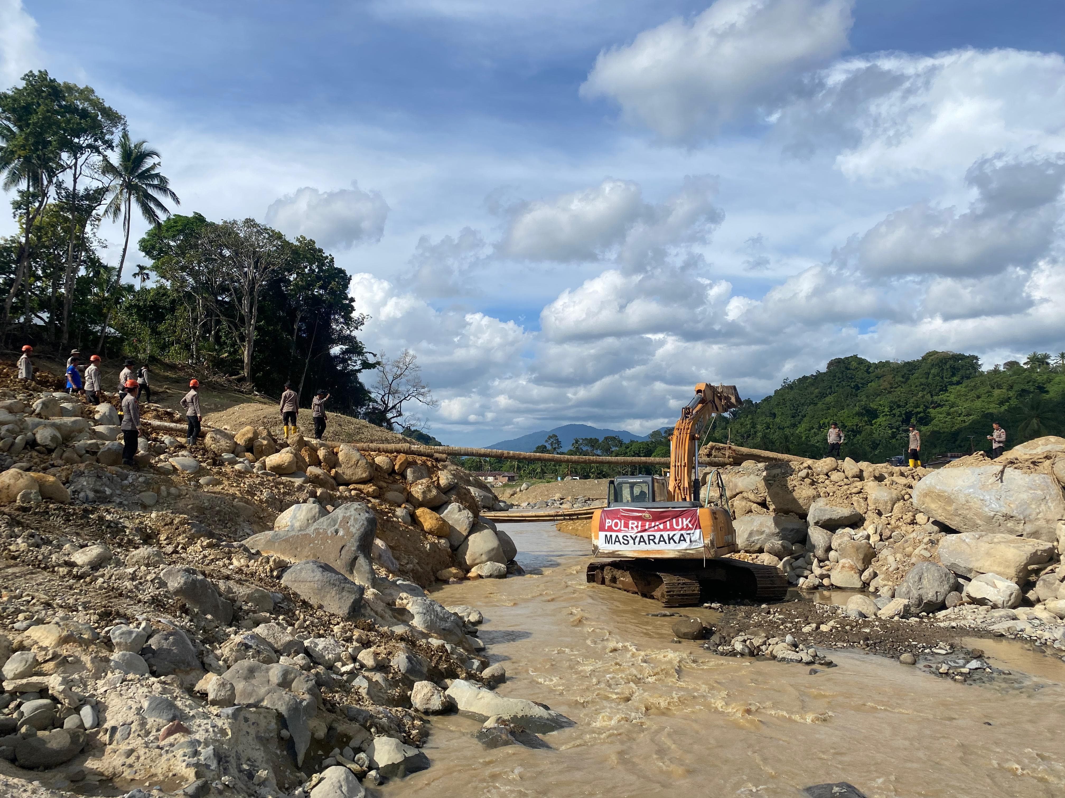 Pemulihan Akses Warga, Brimob Jambi Bangun Jembatan Darurat Antar Desa Kampung Tengah Timur dan Padang Landua.