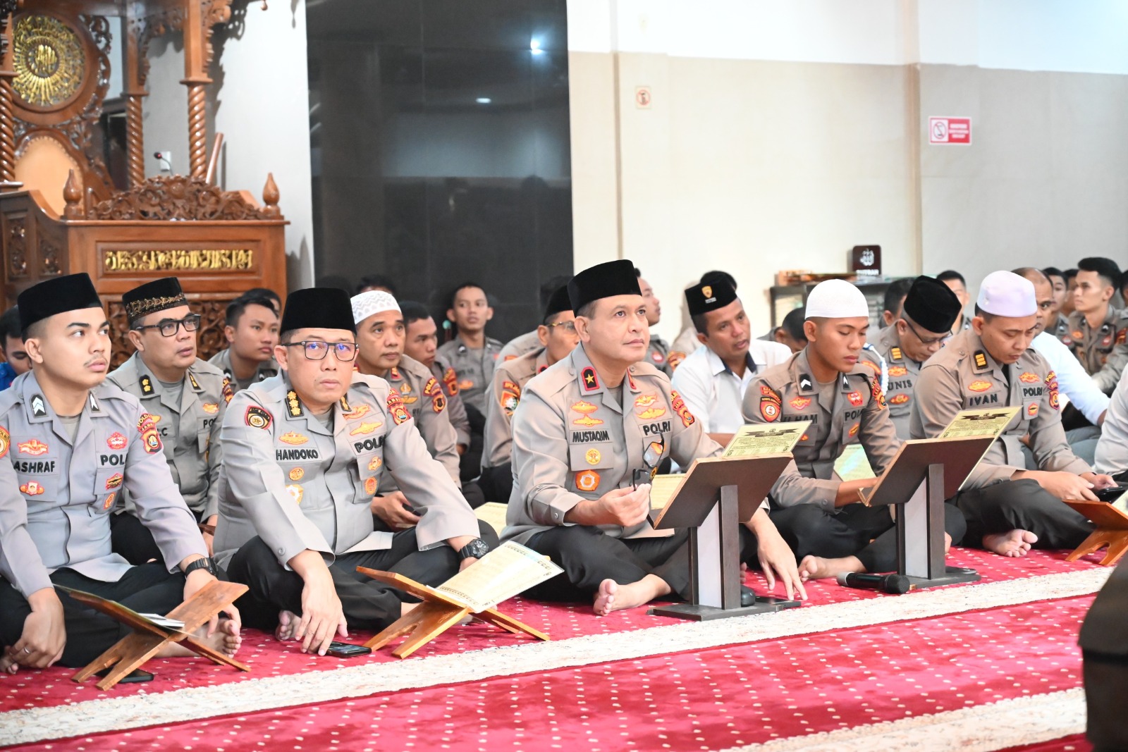 Sisi Religius Korps Bhayangkara: Personel Polda Jambi Khusyuk Ikuti Binrohtal Islam.