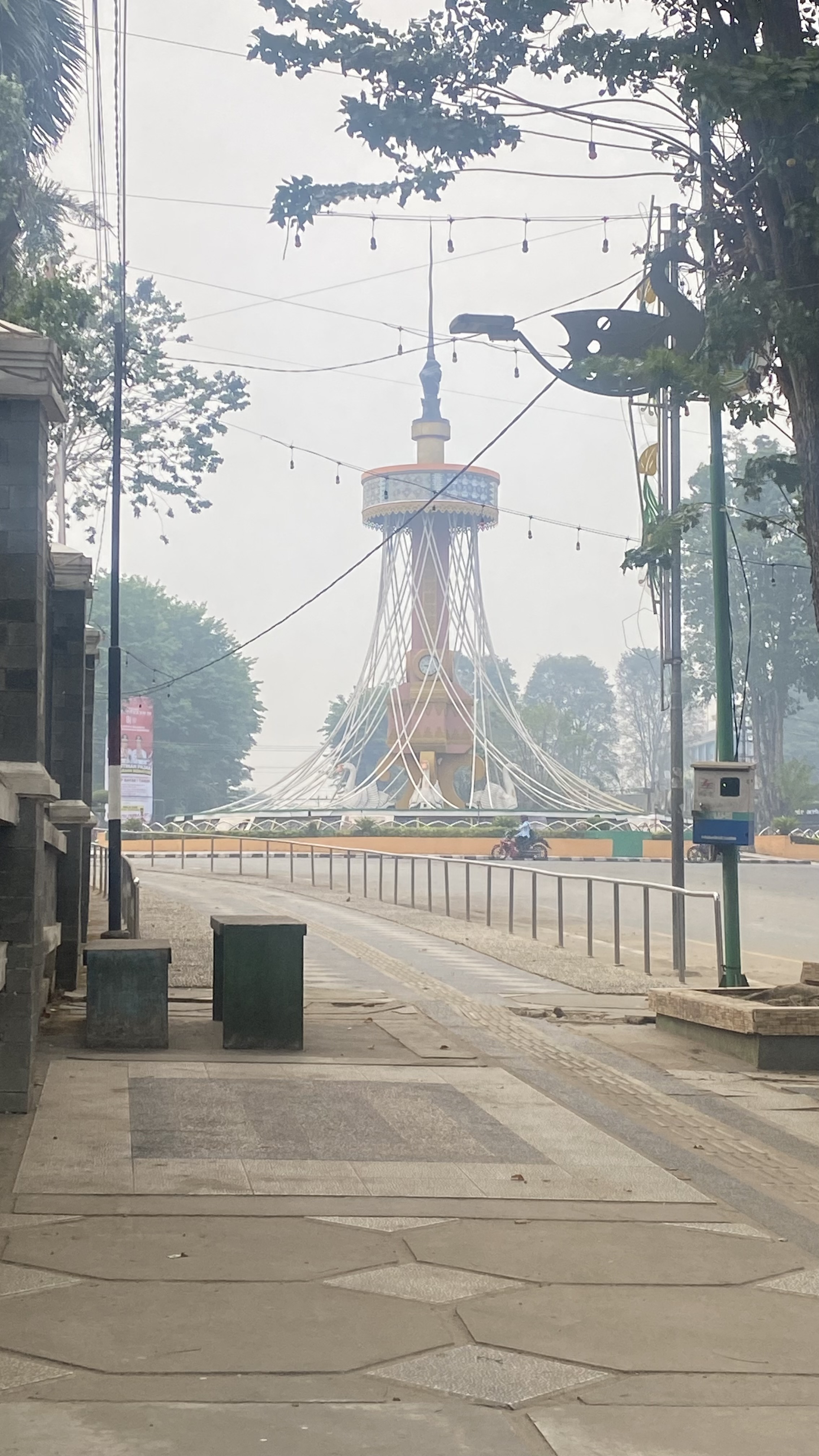 Kabut Asap Kembali Pekat Selimuti Kota Jambi, Jarak Pandang Terbatas.